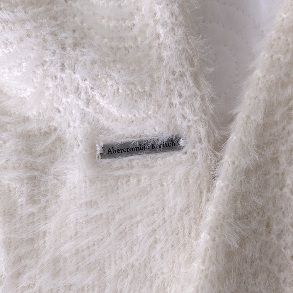 ABERCROMBIE & FITCH short “soft A&F cardigan sweater” in ivory - Picture 5 of 8